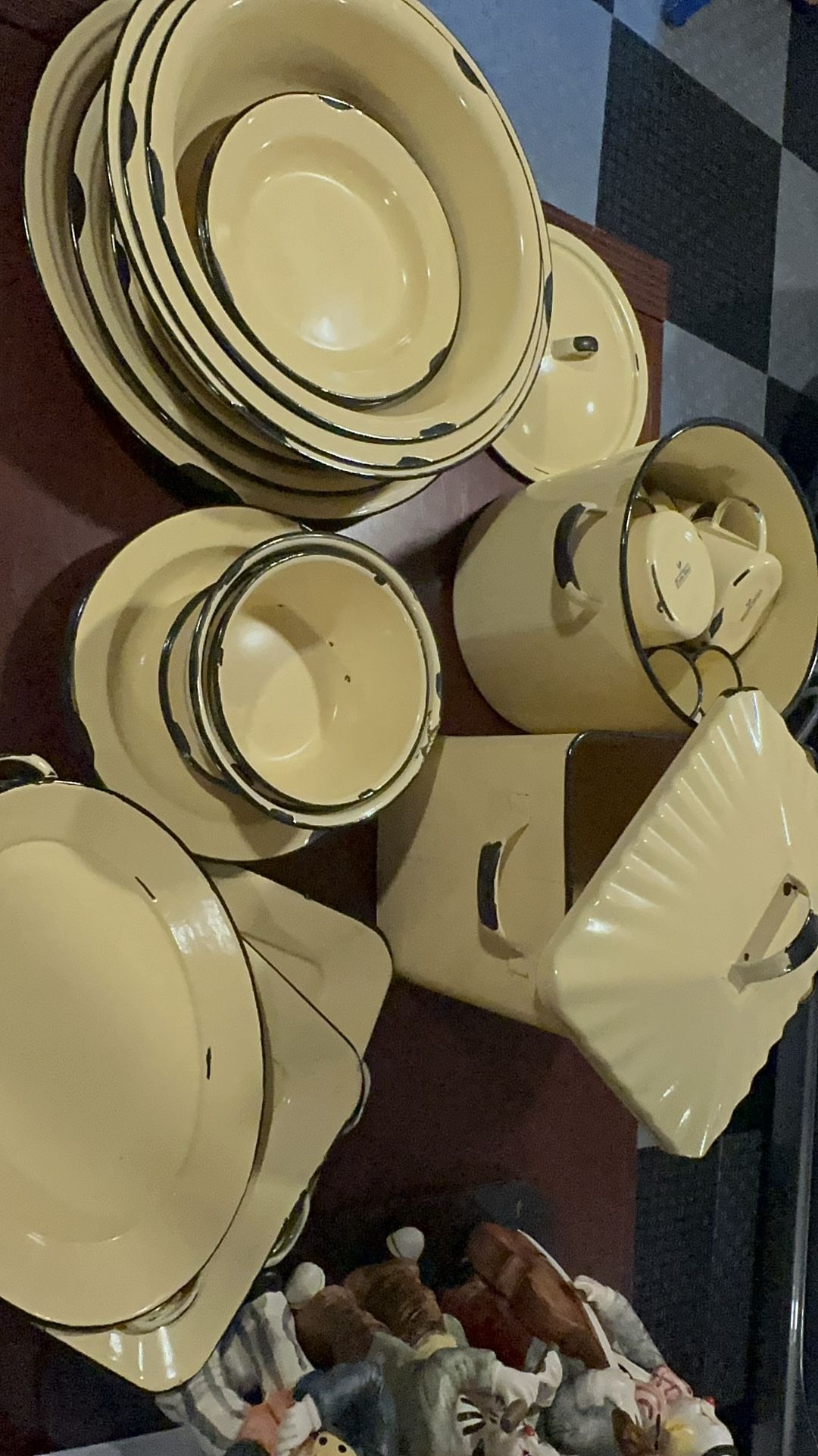 SET OF ENAMELS WARES