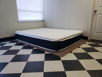 Queen size mattress - can DELIVER almost anywhere for $20 extra - gently used and in LIKE NEW condition 😍