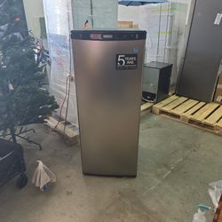 Danby Designer 8.5 Cubic Upright Freezer In Stainless Steel 