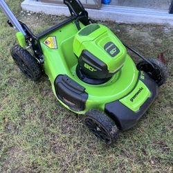 Greenworks - 80 Volt 21-Inch Self-Propelled Lawn Mower (1 x 4.0Ah Battery and 1 x Charger) - Green