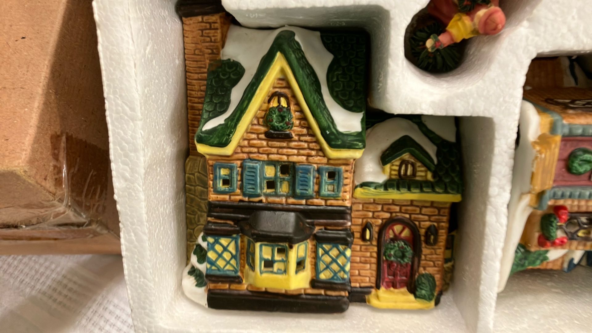 16 piece. VILLAGE LIGHTED XMAS