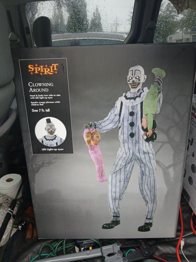 7ft tall Halloween animatronic "Clowning Around" 
