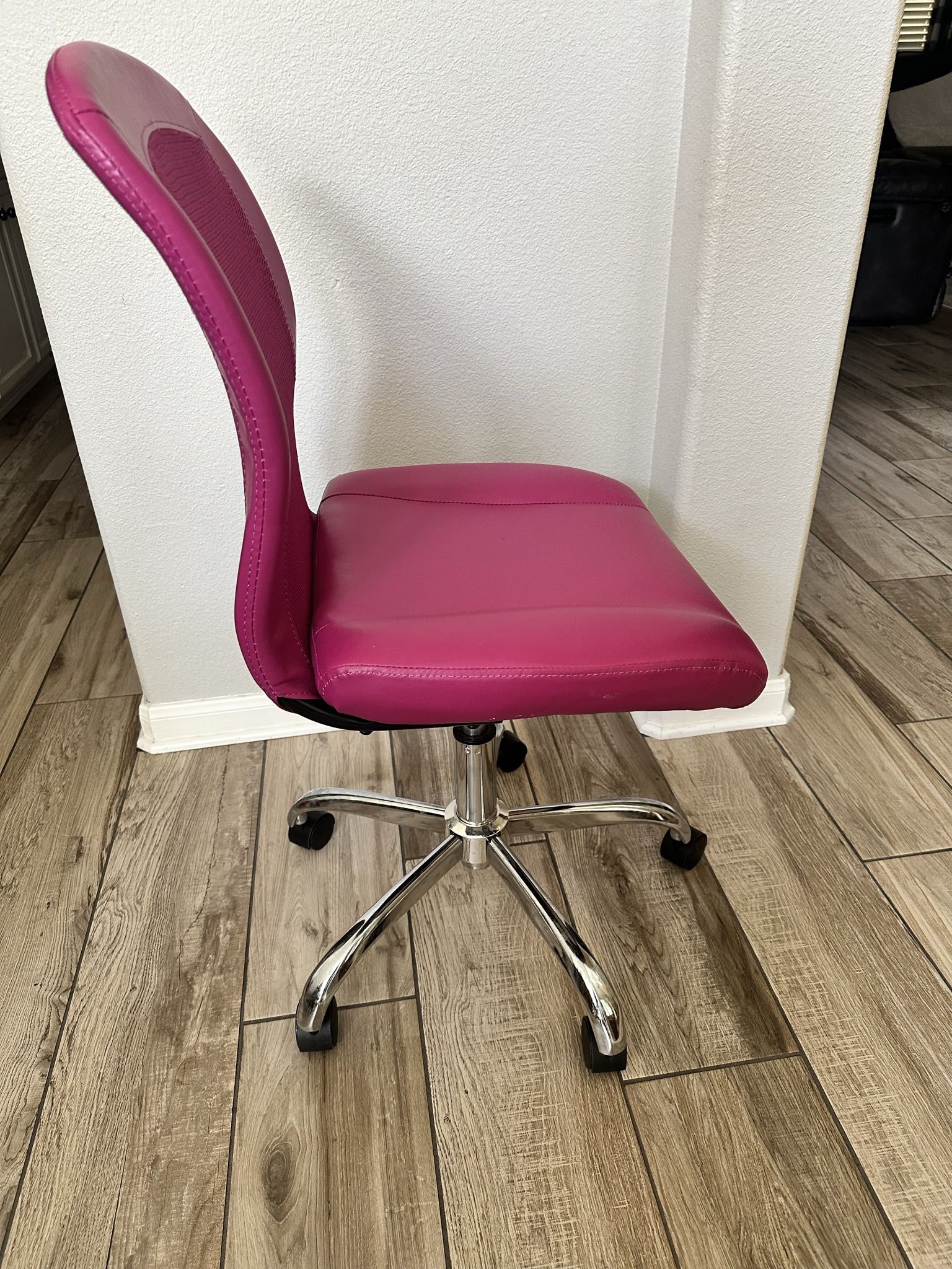 Never Used Hot Pink Desk Chair for Sale in San Antonio, TX OfferUp