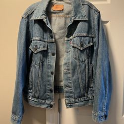 Levi's Levis Blue Jean Distressed Denim Trucker Jacket 70 42 red label This is my dad‘s jacket. It’s never been around smoke: non-smoking no p