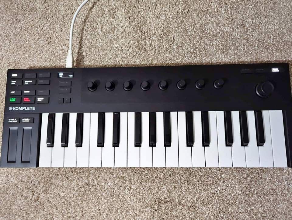 Komplete Kontrol MIDI Keyboard Controller M32