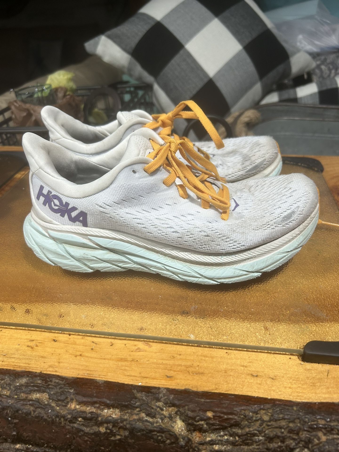 Woman’s Hoka Size 5.5D sneakers