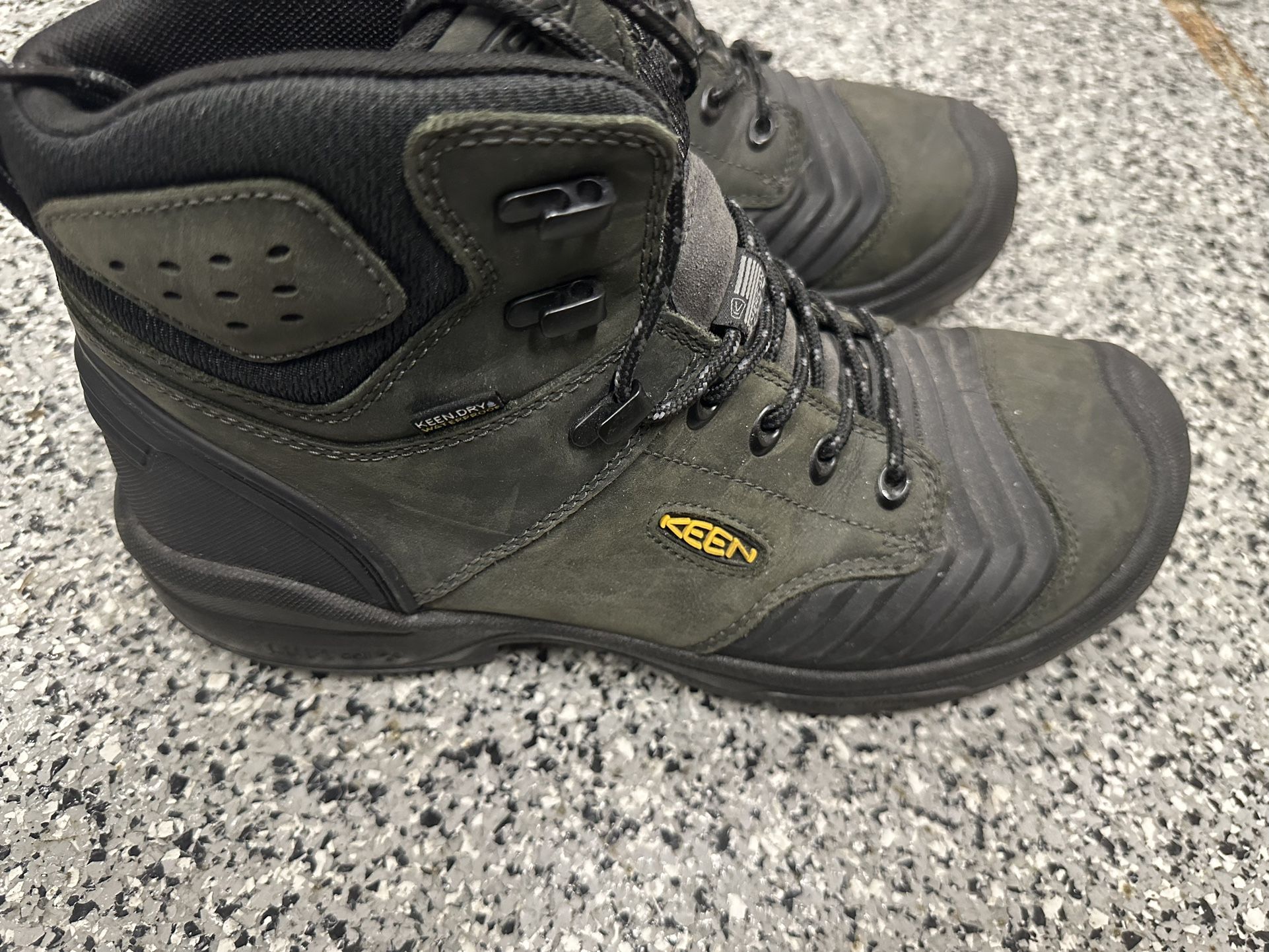 Like New Keens Waterproof Boots 11.5