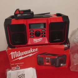 M18 Radio Charger Con Auxiliar Con Batería $125