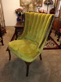 Beautiful vintage gold/yellow nailhead accent chair (1)