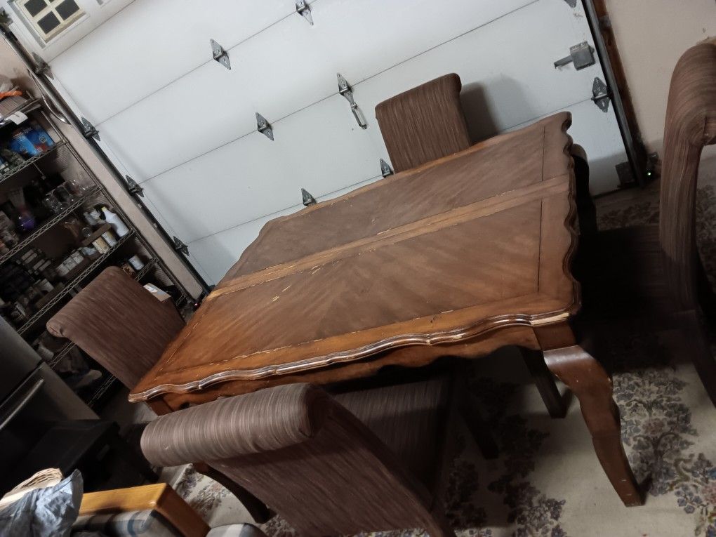 Dinning Room Table And Matching Chairs 