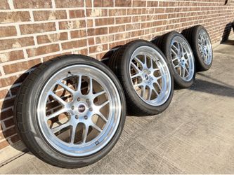 Weld racing wheels 22x10.5 on 305/40/22   & 22x9.0  265/40/22.   6x5.5 / 6x139.7