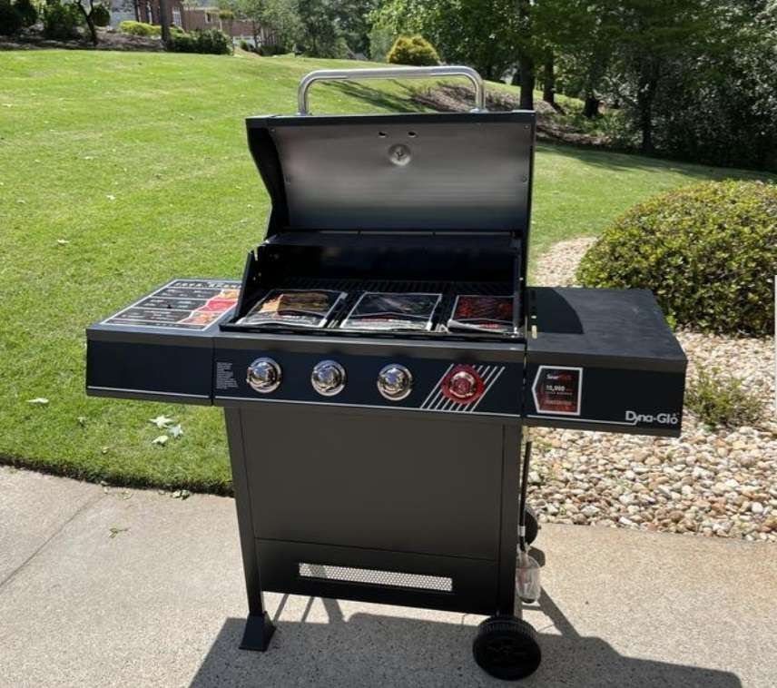 Dyna-Glo 5-Burner Propane Gas Grill in Matte Black w/ TriVantage  Multifunctional Cooking System (New) for Sale in Downey, CA - OfferUp