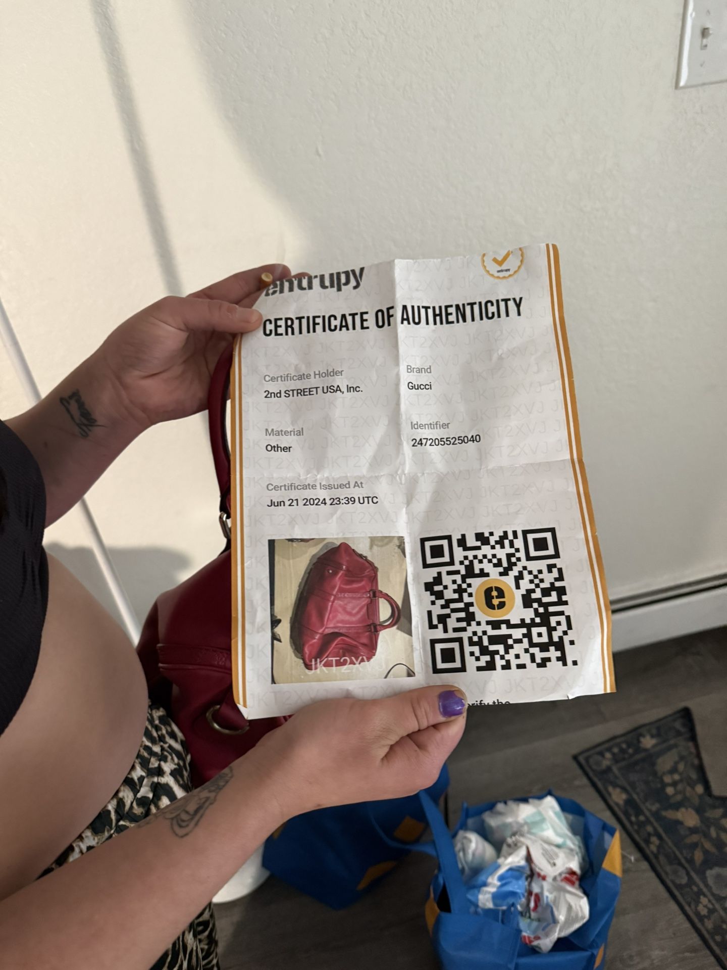Authentic Gucci, Purse certificate of authenticity asking 1200 or best offer