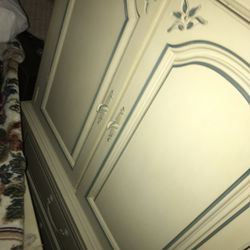 Three Piece Bed Set, Two Dressers, Bedframe, And Mirrors