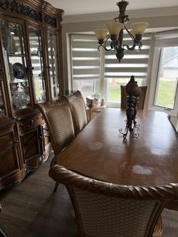 Acoi dining table with six chairs