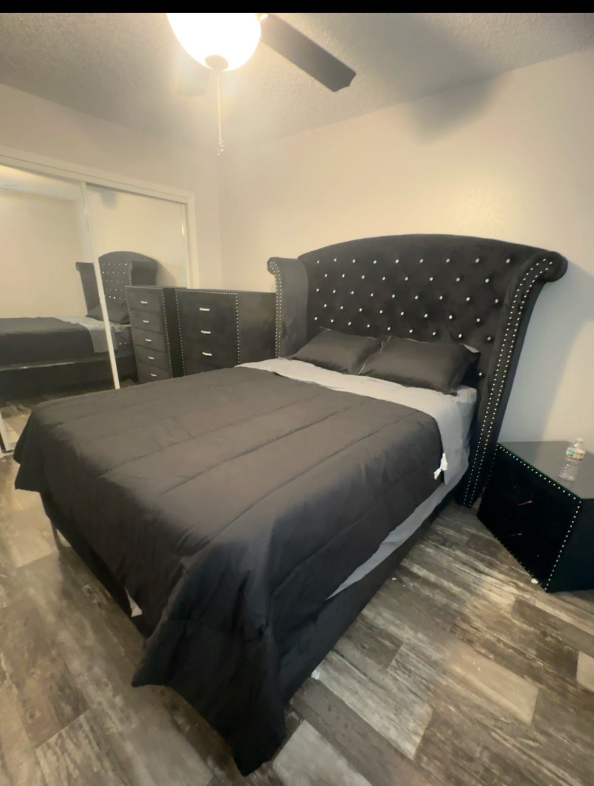 Black Queen Tuffed Upholstery bedroom Set 