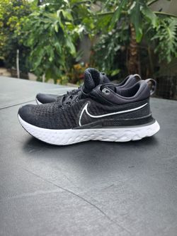 NIKE RUNNING SHOES