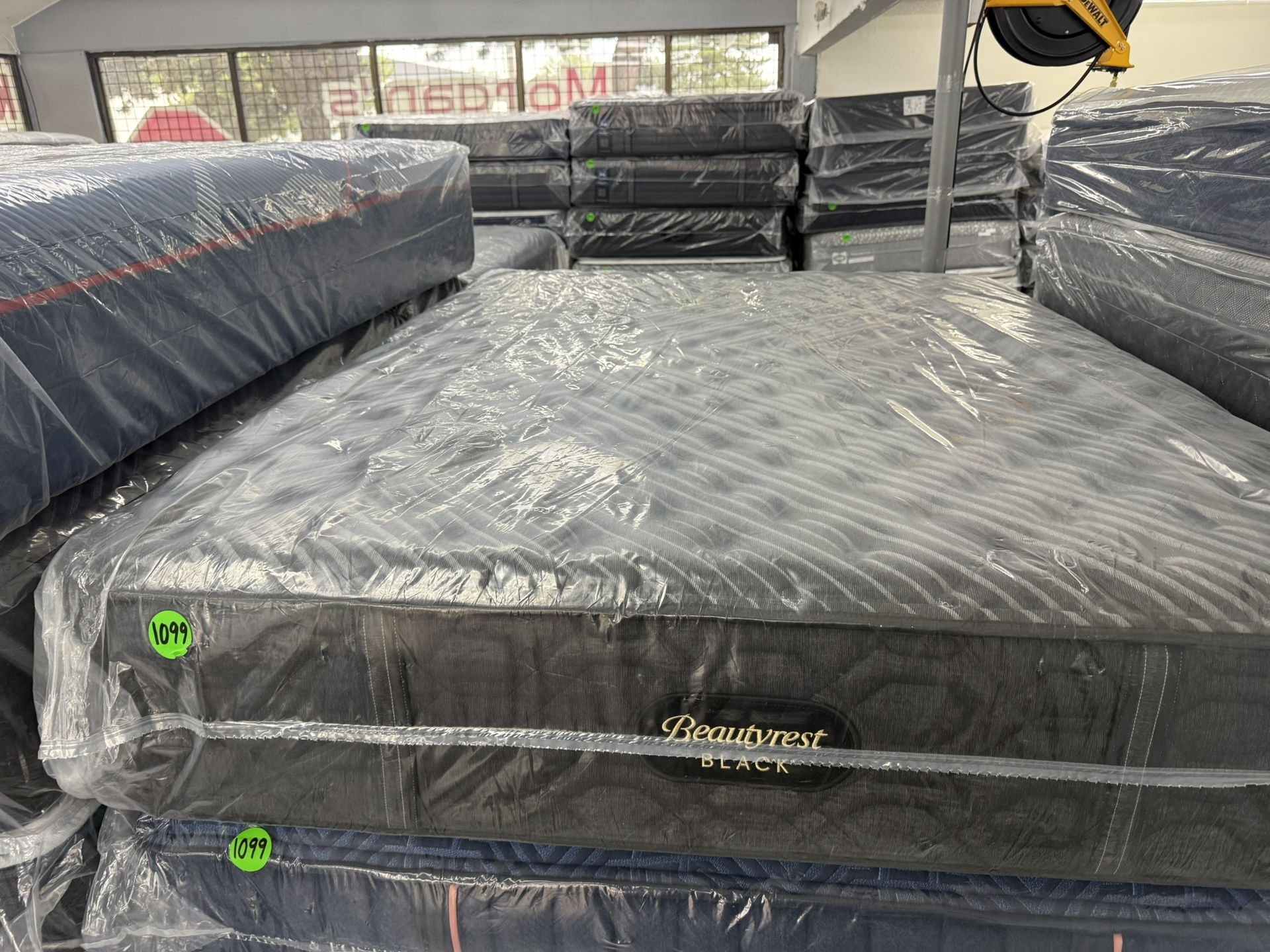 QUEEN SIZE SIMMONS BEAUTYREST BLACK SERIES 1 (EXTRA-FIRM) MATTRESS & BOX SPRING BED SET