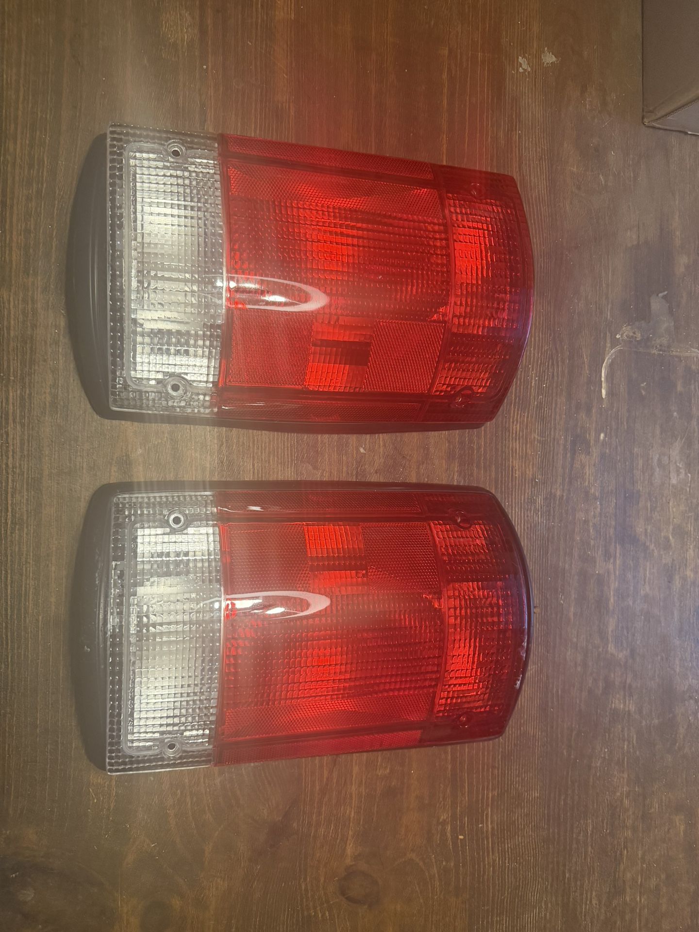 95-04 FORD VAN E150 E250 E350 FR195-U100R Right & Left Tail Light AFT LENS