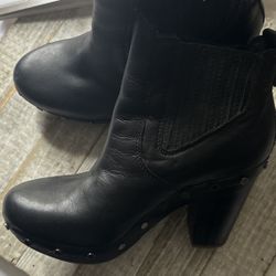 UGG Women’s Carberry Black Leather Studded Ankle Boot Size US 5