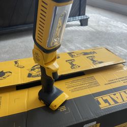 Lámpara Dewalt solo herramienta