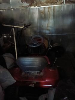 Riding lawnmower