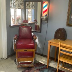 Kohen Antique Barber Chair Turn Of The Century, leather And Oak, Well Maintained.. 
