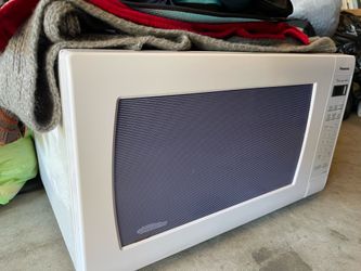 Microwave. BIG 24” wide