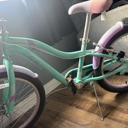SCHWINN (Girl) BIKE (No Training Wheels)
