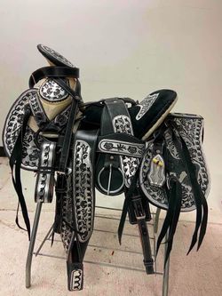 Montura charra bordada