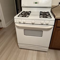 GENERAL ELECTRIC WHITE STOVE IN WORKING CONDITION. $150.00 OR BEST OFFER.