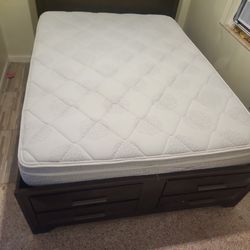 Mattress and bed frame for 100. Negociable
