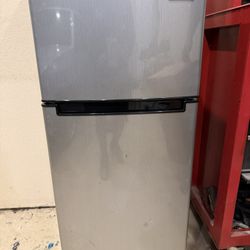 Magic Chef Small Refrigerator 