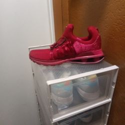 ladies Nikes sz 8