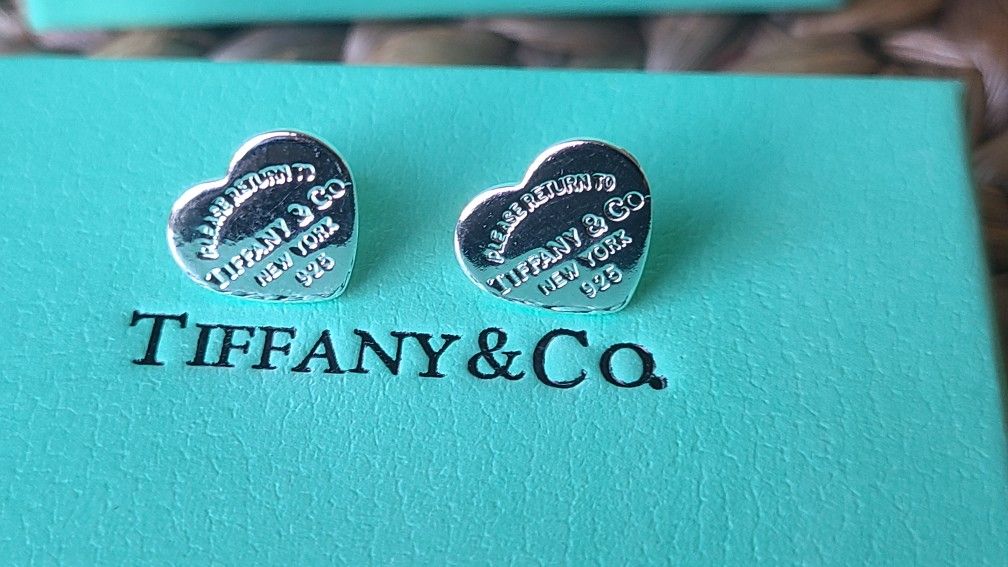 Tiny TIFFANY & CO studsđź’™