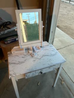 Makeup stand with mirror