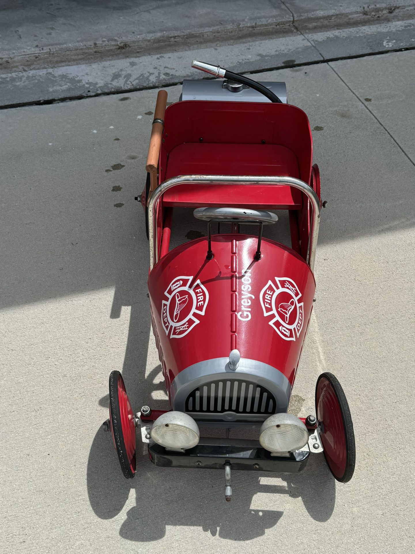 Morgan Cycle RETRO STYLE FIRE ENGINE PUMPER Kids Pedal Ride-On Car, 21121. Good condition, missing rubber on 1 wheel!
