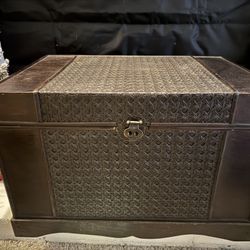 Dark Brown Wood Storage trunk With Wove Pattern 