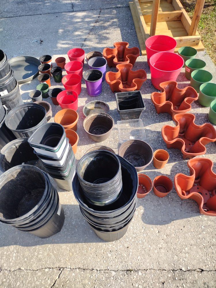 Selling A Huge Bundle Of Pots & Planters Over 100 ,All For $ 79.Read Below 👇