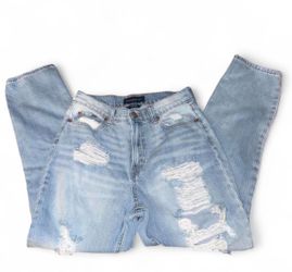 Aéropostale Light Wash Distressed Mom Jeans