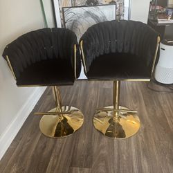 Dining Table, Bar Stools, And Wall Decor Picture 