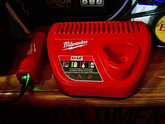 Milwaukee M12 Battery/Charger & REDLITHIUM USB Kit
