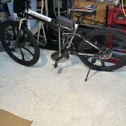 2021  -26 inch electric bike less than 30 miles like new