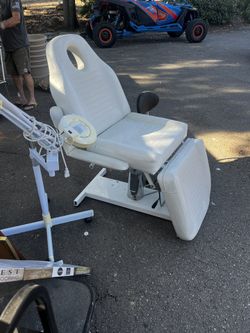 Aesthetician Chair And Light