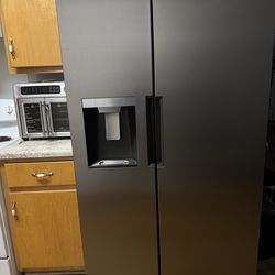 Midea 26.3. Cu ft Refrigerator Freezer