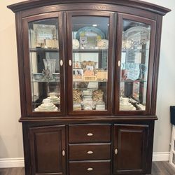 Elegant Dark Wood Lighted Display Hutch / China Cabinet – Excellent Condition