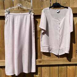 Due per Due Skirt Set  100% Silk  Blouse - 16W Pit-to-Pit - 24 inches Sleeve length - 10 inches Total length - 26 inches  Skirt - 14W with elastic & i