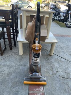 Dyson vacuum with new accessories hardly used