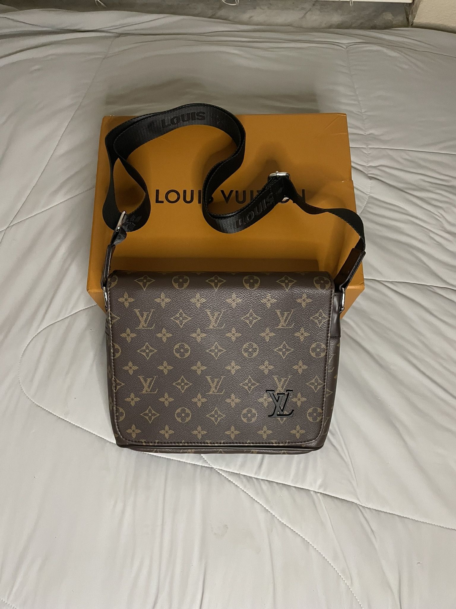 ($120) Louis Vuitton Messenger bag