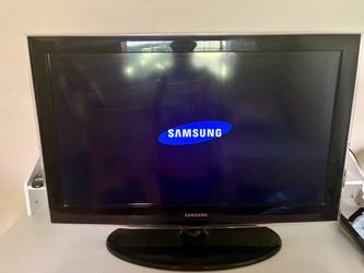 Samsung Flat Screen TV 32” with Stand